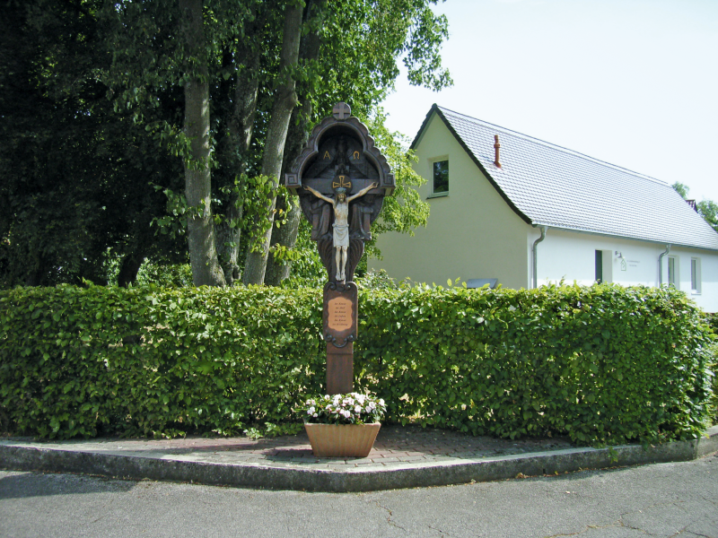Kreuz am Siedlerhaus der Gedächtnissiedlung