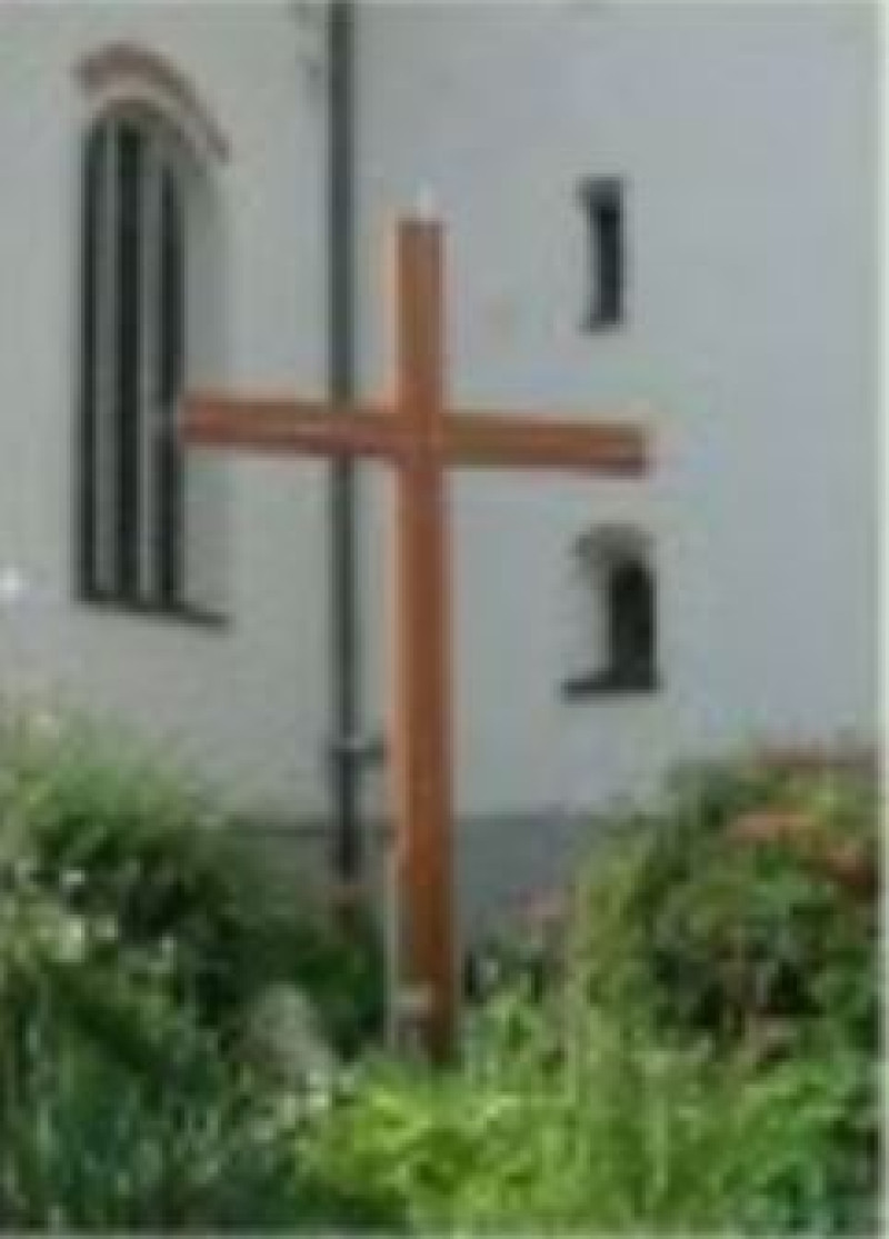 Primizkreuz vor der Kirche St. Konrad
