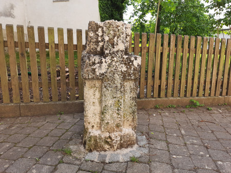 Sühnestein bei der Grundschule