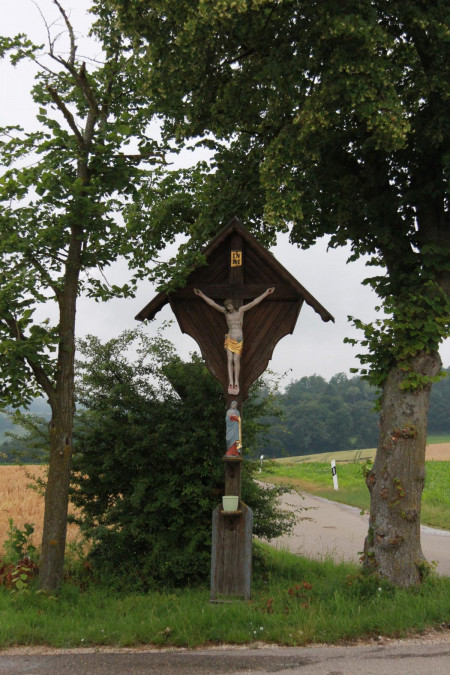 S-Kreuz am Ende der Ortschaft Trugenhofener Straße