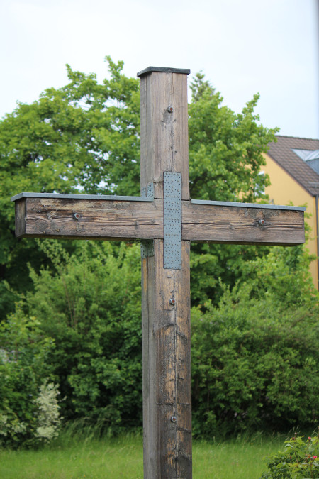 Kreuz auf der Wiese vor dem evangelischen Gemeindezentrum