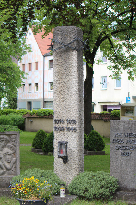 Kriegerdenkmal vor der Pfarrkirche St. Peter und Paul