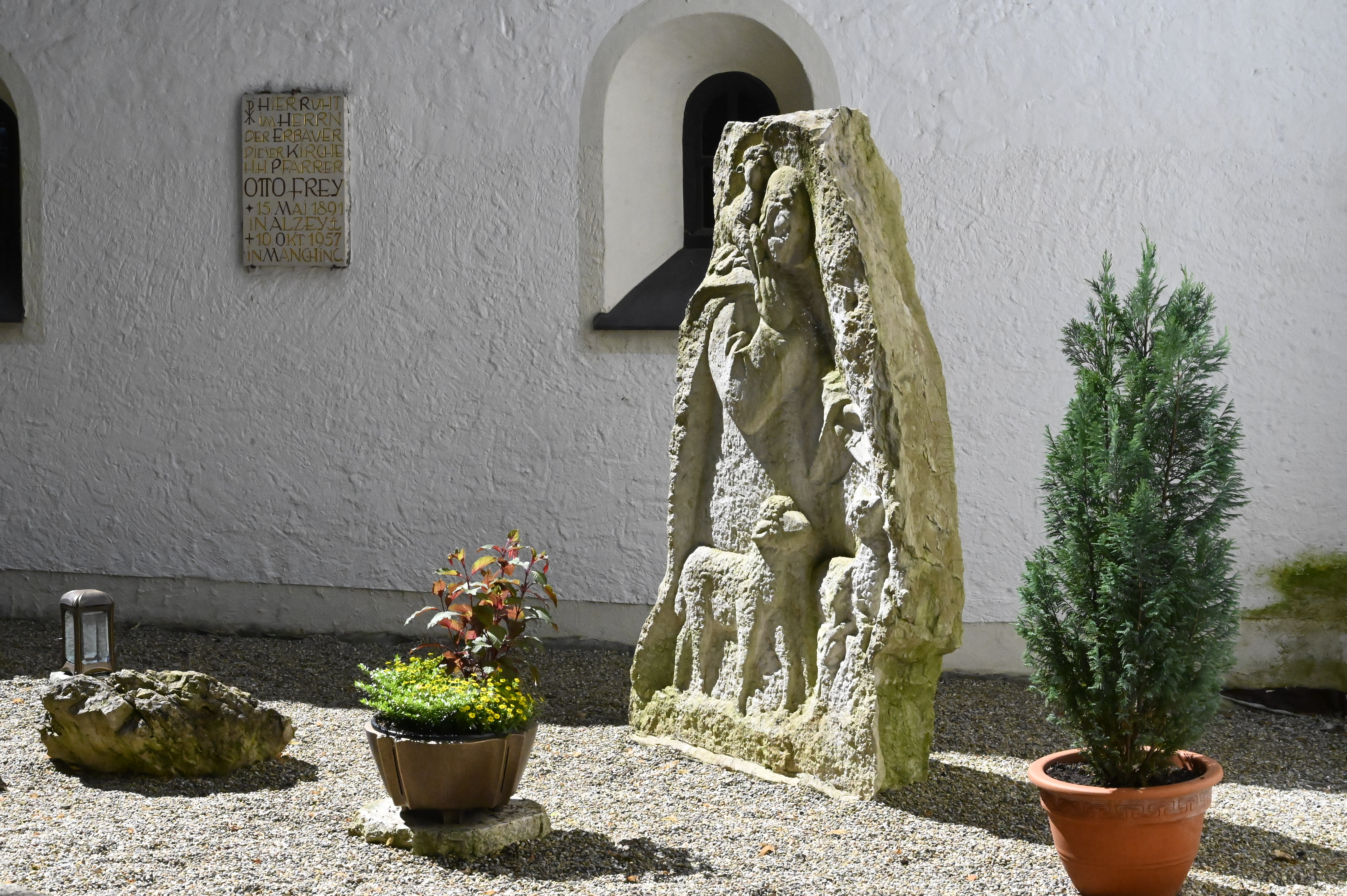 Grabmal von Pfarrer Frey