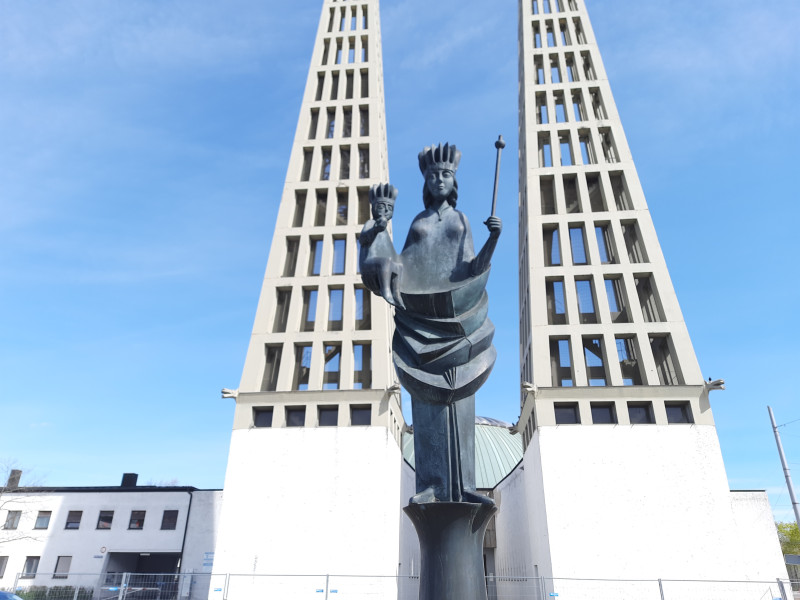 Marienstatue vor der Kirche Don Bosco
